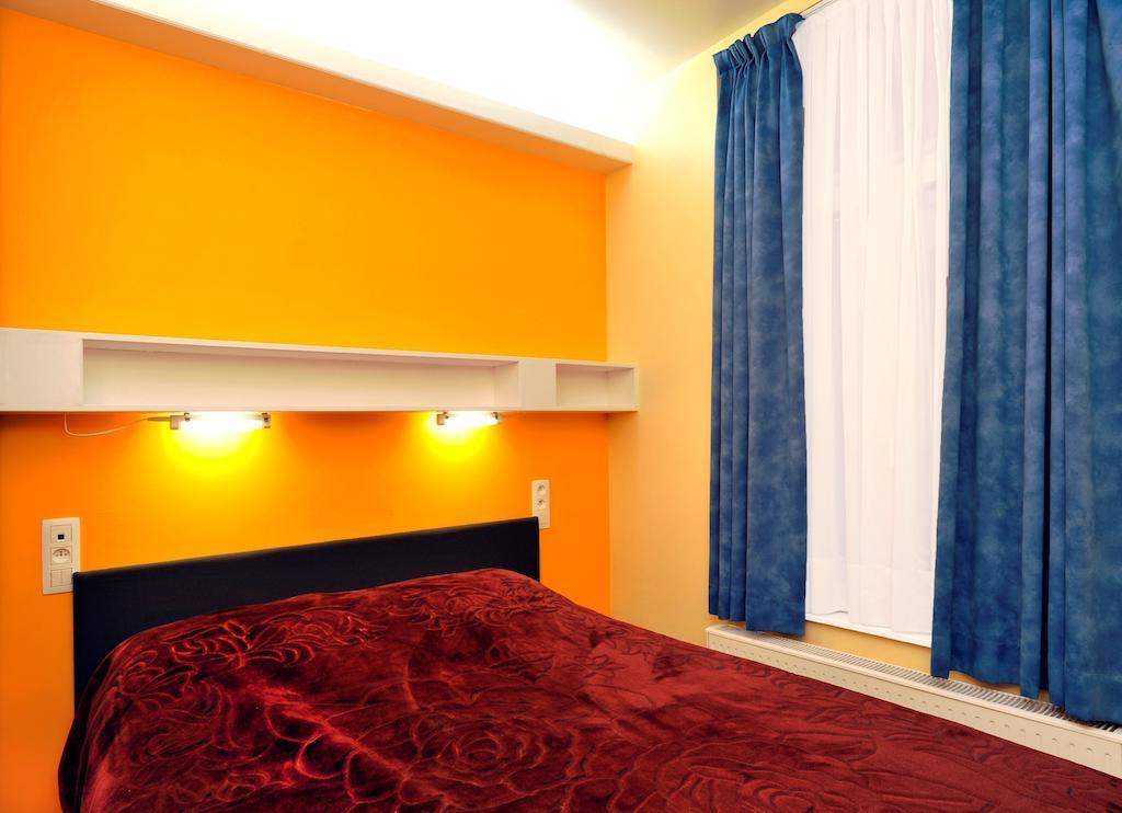 Hotel The Moon Brussels Room photo
